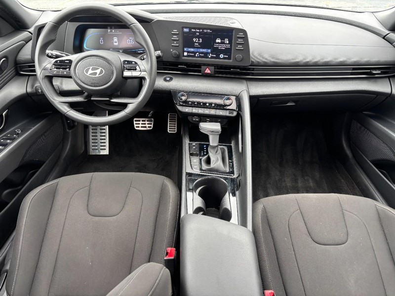 Hyundai Elantra Vehicle Full-screen Gallery Image 11