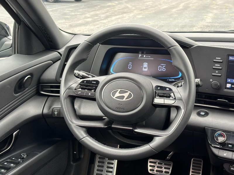 Hyundai Elantra Vehicle Full-screen Gallery Image 12