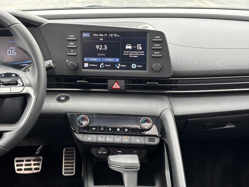 Hyundai Elantra Vehicle Full-screen Gallery Image 13