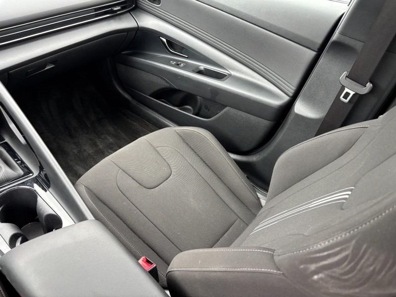 Hyundai Elantra Vehicle Full-screen Gallery Image 14