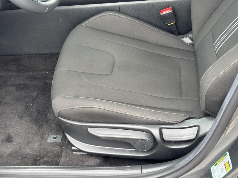 Hyundai Elantra Vehicle Full-screen Gallery Image 15