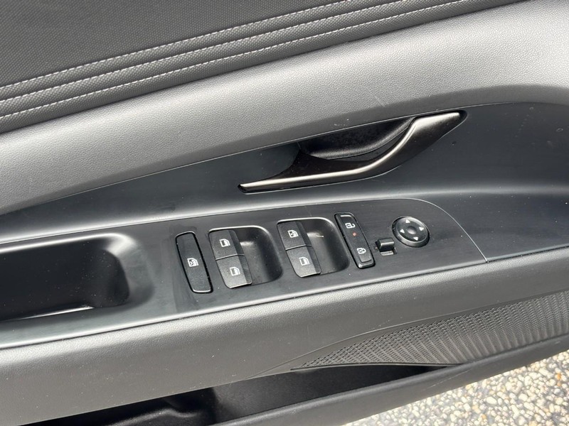Hyundai Elantra Vehicle Full-screen Gallery Image 16