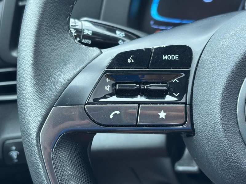 Hyundai Elantra Vehicle Full-screen Gallery Image 17