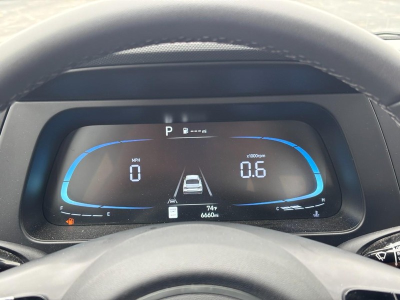 Hyundai Elantra Vehicle Full-screen Gallery Image 19