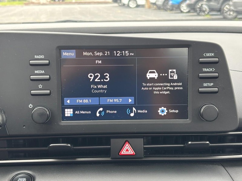 Hyundai Elantra Vehicle Full-screen Gallery Image 20