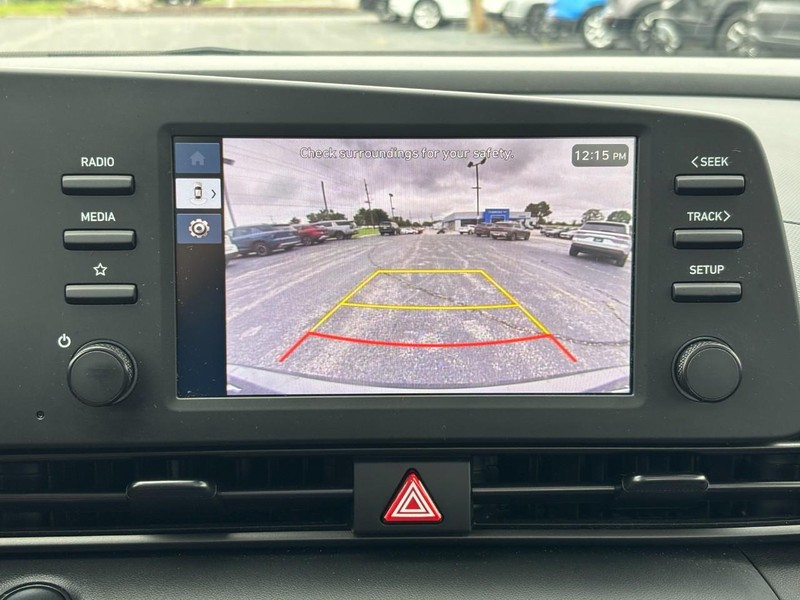 Hyundai Elantra Vehicle Full-screen Gallery Image 21