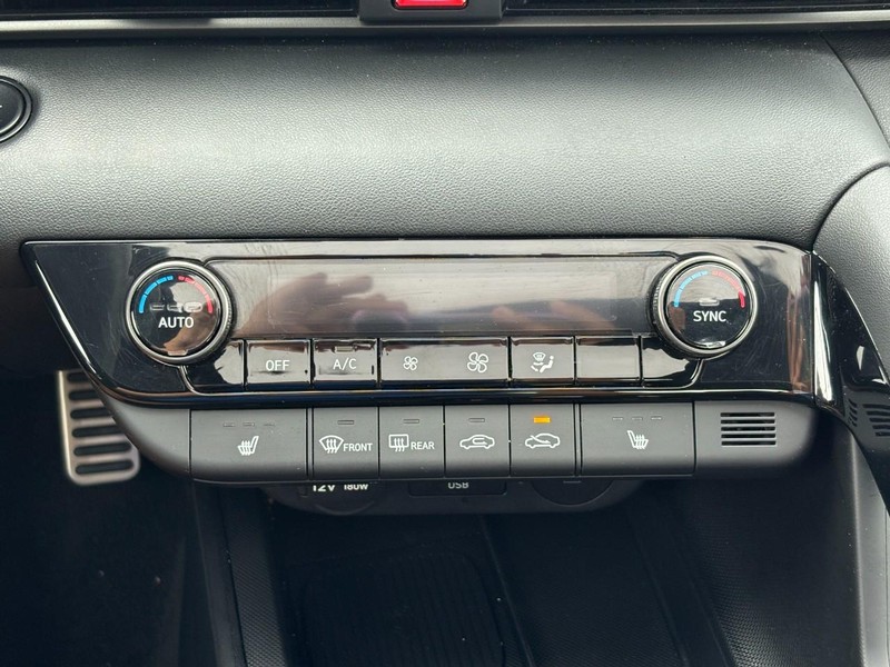 Hyundai Elantra Vehicle Full-screen Gallery Image 22