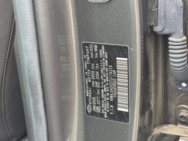 Hyundai Elantra Vehicle Full-screen Gallery Image 23