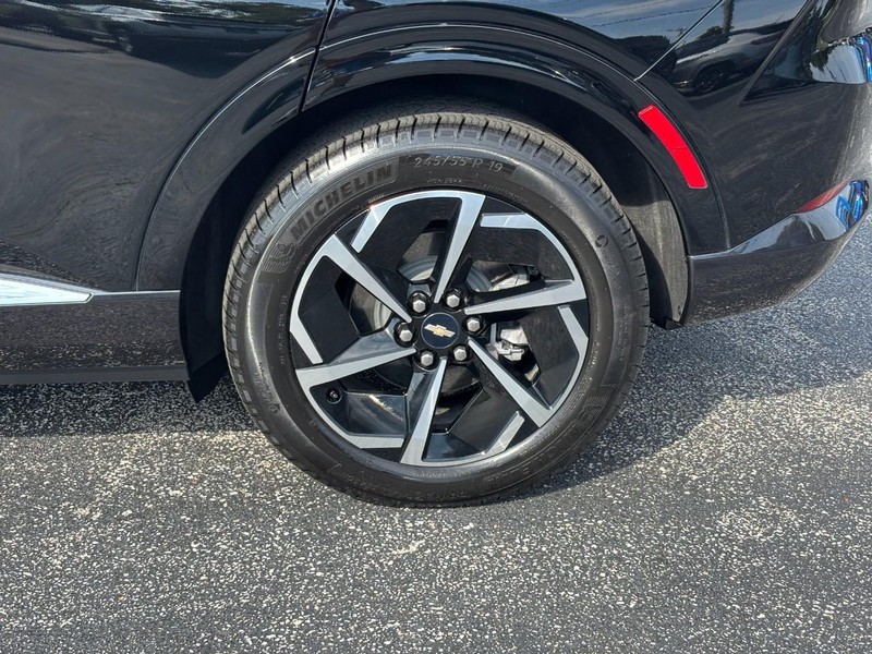 Chevrolet Equinox EV Vehicle Full-screen Gallery Image 09