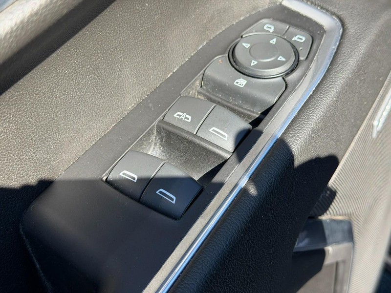 Chevrolet Silverado 1500 Vehicle Full-screen Gallery Image 16