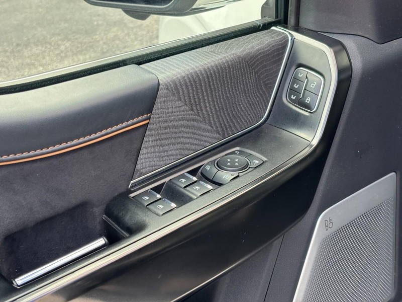 Ford F-150 Vehicle Full-screen Gallery Image 16