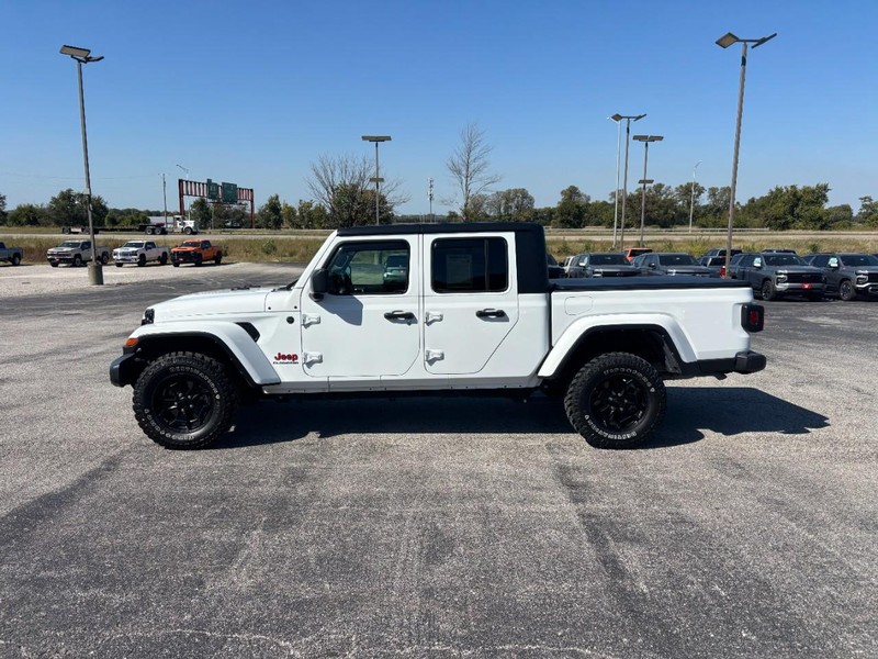 Jeep Gladiator Vehicle Full-screen Gallery Image 02