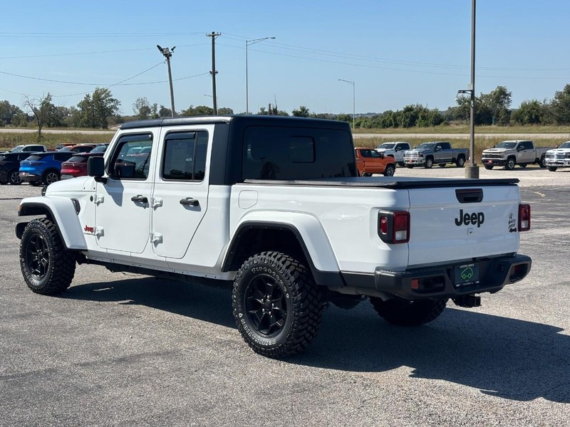 Jeep Gladiator Vehicle Full-screen Gallery Image 03