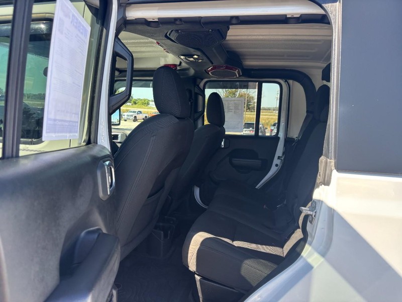 Jeep Gladiator Vehicle Full-screen Gallery Image 10