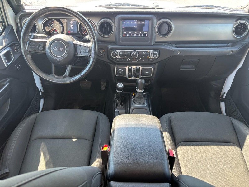 Jeep Gladiator Vehicle Full-screen Gallery Image 11