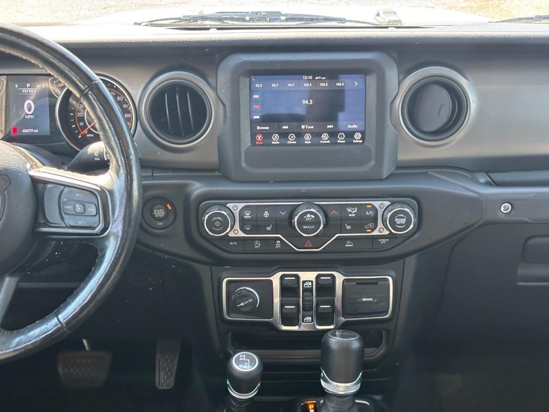 Jeep Gladiator Vehicle Full-screen Gallery Image 13