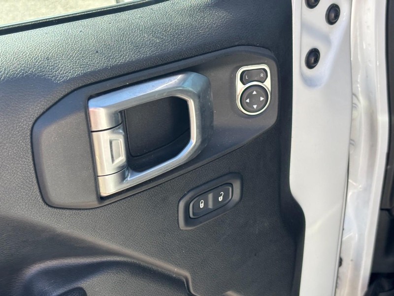 Jeep Gladiator Vehicle Full-screen Gallery Image 16