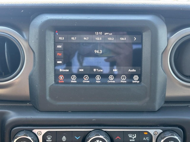 Jeep Gladiator Vehicle Full-screen Gallery Image 20