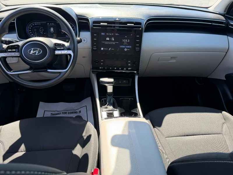 Hyundai Tucson Vehicle Full-screen Gallery Image 11