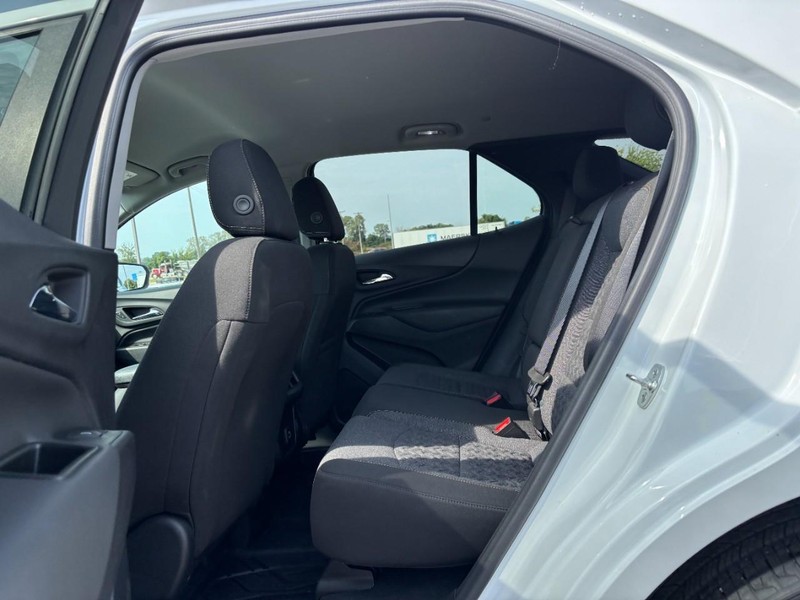 Chevrolet Equinox Vehicle Full-screen Gallery Image 10