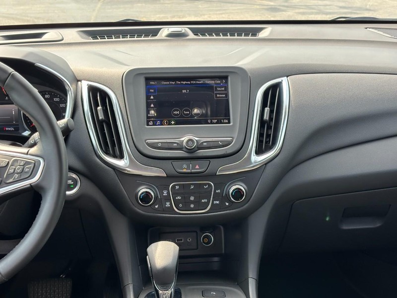 Chevrolet Equinox Vehicle Full-screen Gallery Image 13