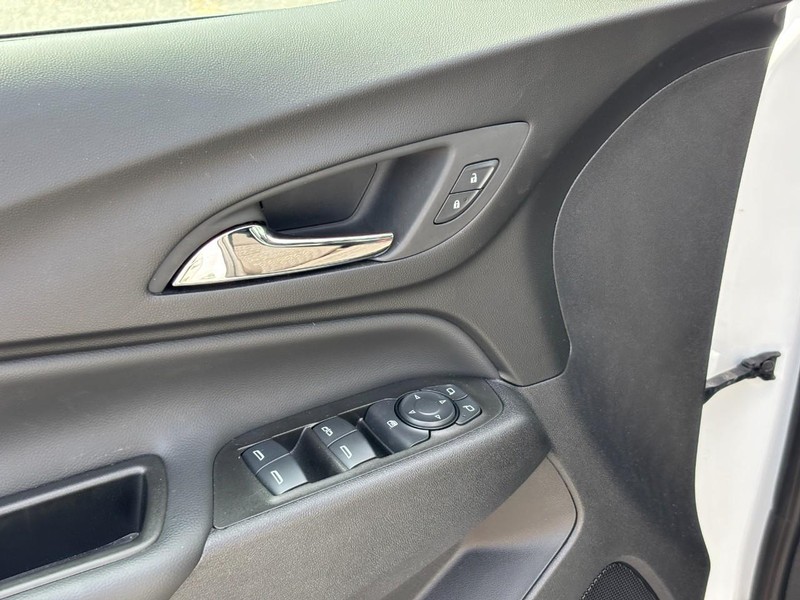 Chevrolet Equinox Vehicle Full-screen Gallery Image 16