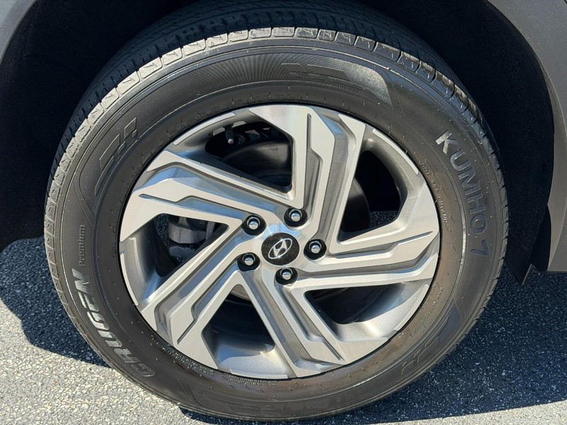 Hyundai Santa Fe Vehicle Full-screen Gallery Image 06