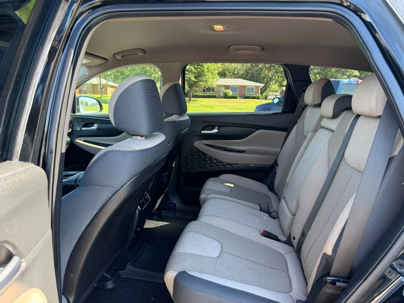 Hyundai Santa Fe Vehicle Full-screen Gallery Image 10