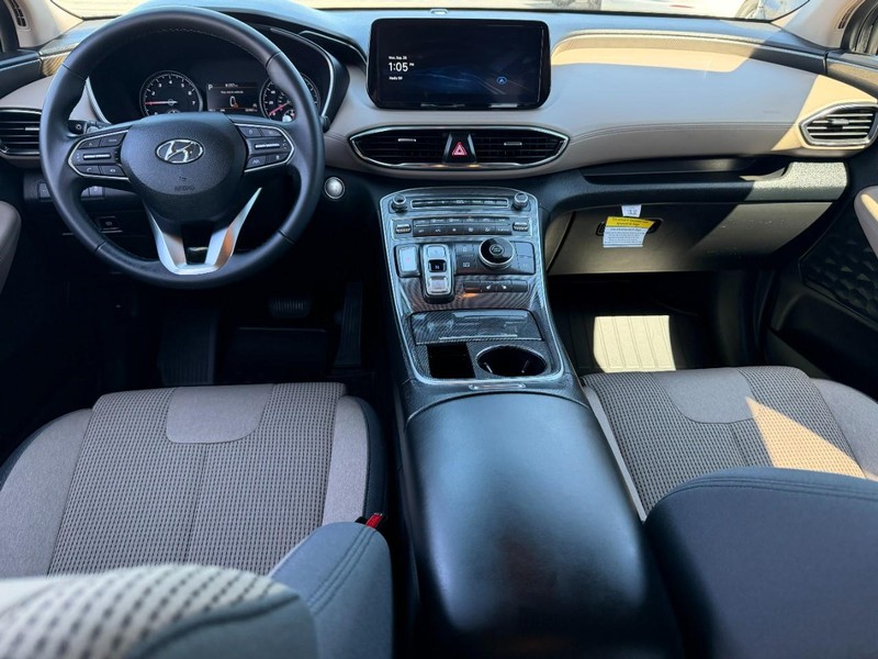 Hyundai Santa Fe Vehicle Full-screen Gallery Image 11