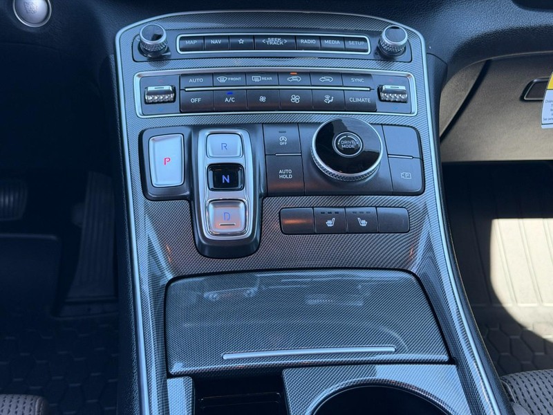 Hyundai Santa Fe Vehicle Full-screen Gallery Image 14