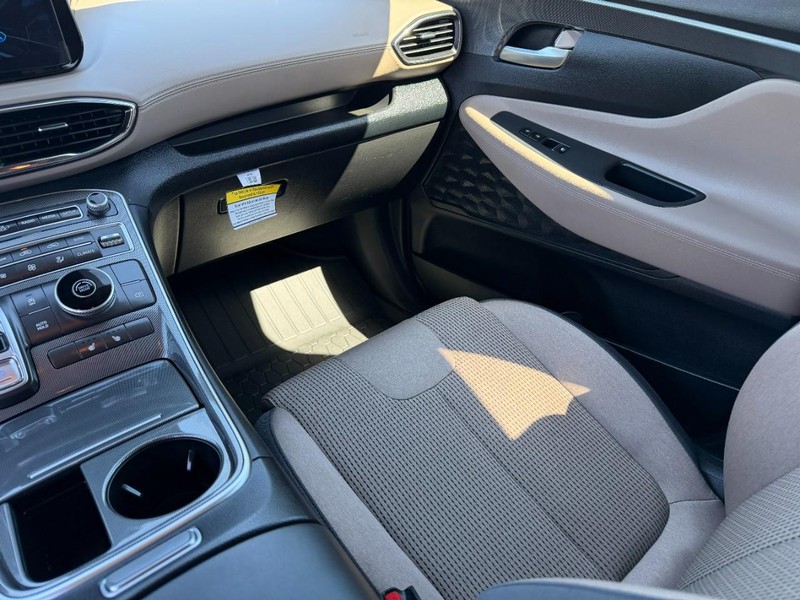 Hyundai Santa Fe Vehicle Full-screen Gallery Image 15