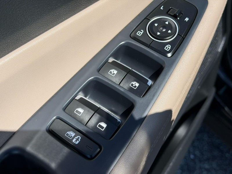 Hyundai Santa Fe Vehicle Full-screen Gallery Image 16
