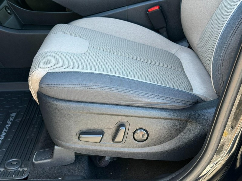 Hyundai Santa Fe Vehicle Full-screen Gallery Image 17