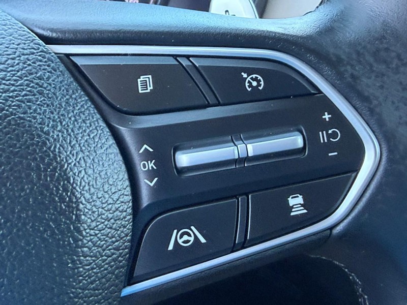Hyundai Santa Fe Vehicle Full-screen Gallery Image 19