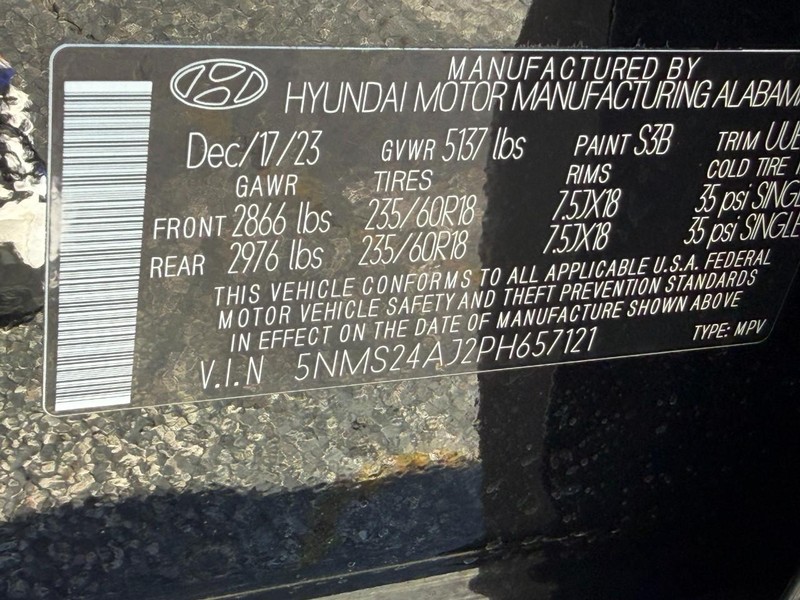 Hyundai Santa Fe Vehicle Full-screen Gallery Image 24