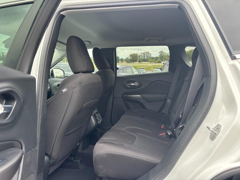 Jeep Cherokee Vehicle Full-screen Gallery Image 10
