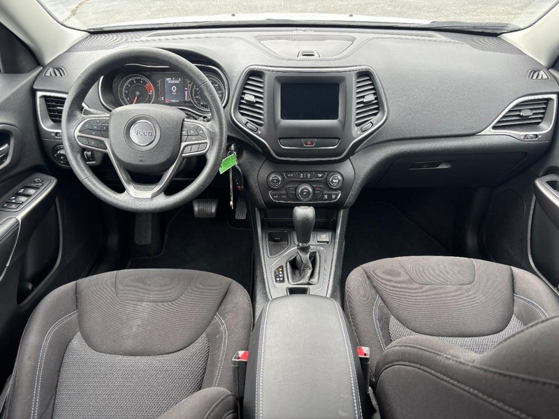 Jeep Cherokee Vehicle Full-screen Gallery Image 11