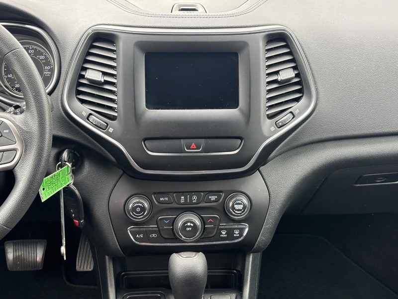 Jeep Cherokee Vehicle Full-screen Gallery Image 13