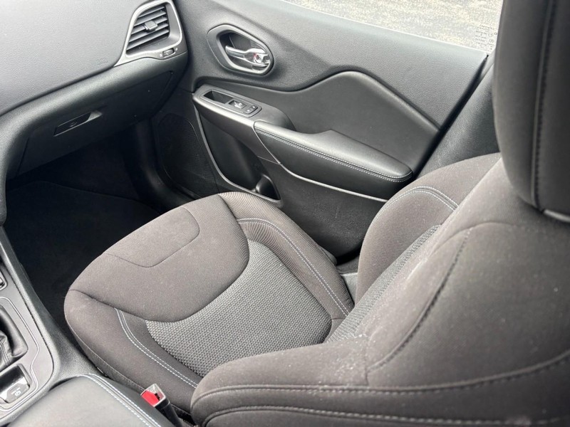 Jeep Cherokee Vehicle Full-screen Gallery Image 14