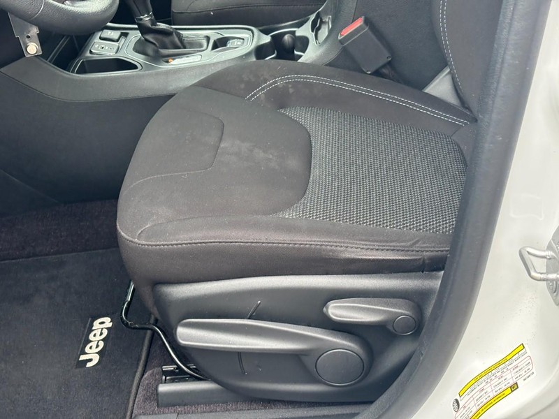Jeep Cherokee Vehicle Full-screen Gallery Image 15