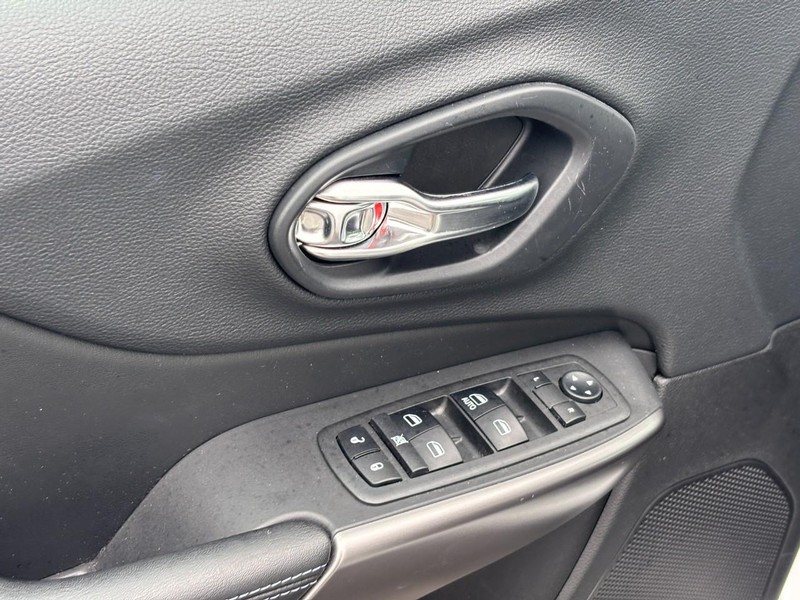 Jeep Cherokee Vehicle Full-screen Gallery Image 16