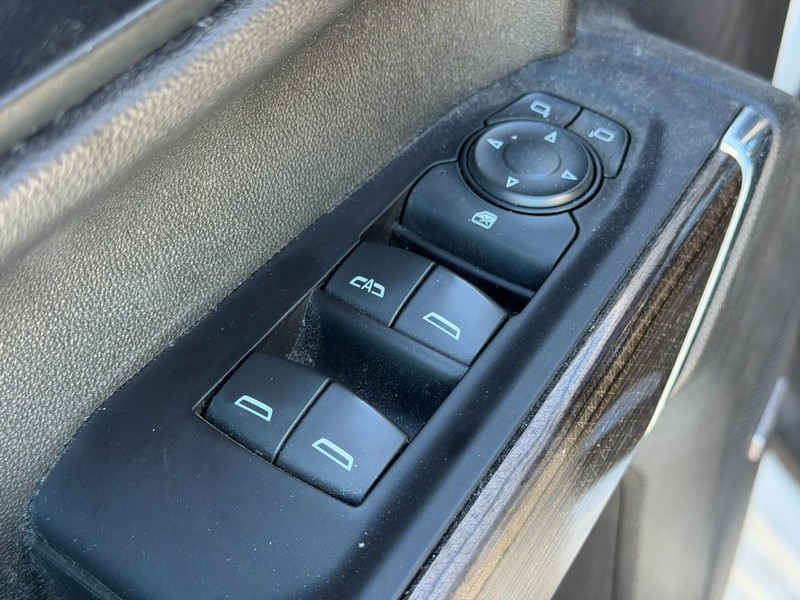 Chevrolet Silverado 1500 Vehicle Full-screen Gallery Image 16