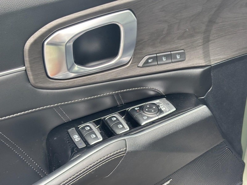 Kia Sorento Vehicle Full-screen Gallery Image 17