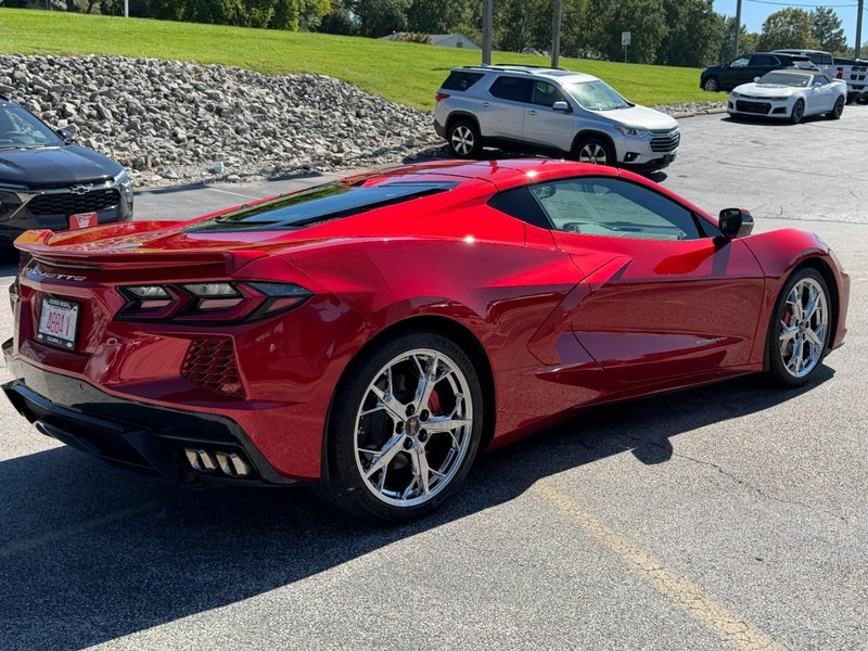 Chevrolet Corvette Vehicle Full-screen Gallery Image 05