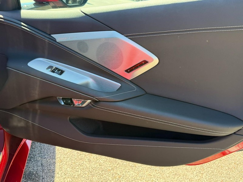 Chevrolet Corvette Vehicle Full-screen Gallery Image 11