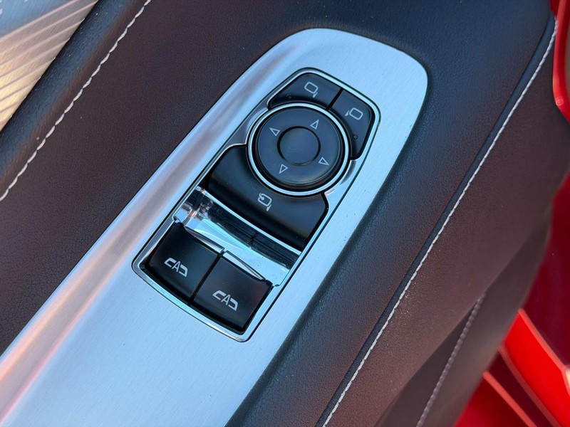 Chevrolet Corvette Vehicle Full-screen Gallery Image 15