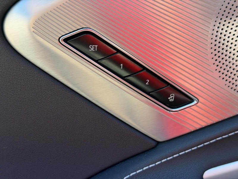 Chevrolet Corvette Vehicle Full-screen Gallery Image 16