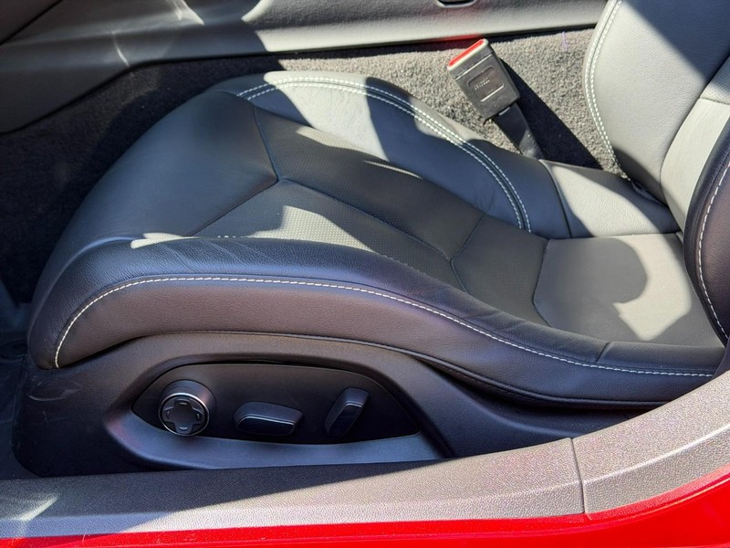 Chevrolet Corvette Vehicle Full-screen Gallery Image 17