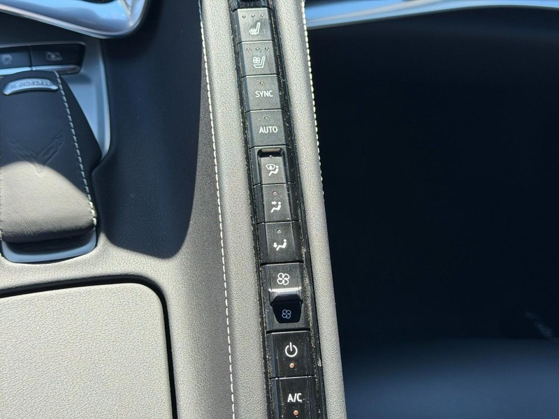 Chevrolet Corvette Vehicle Full-screen Gallery Image 24