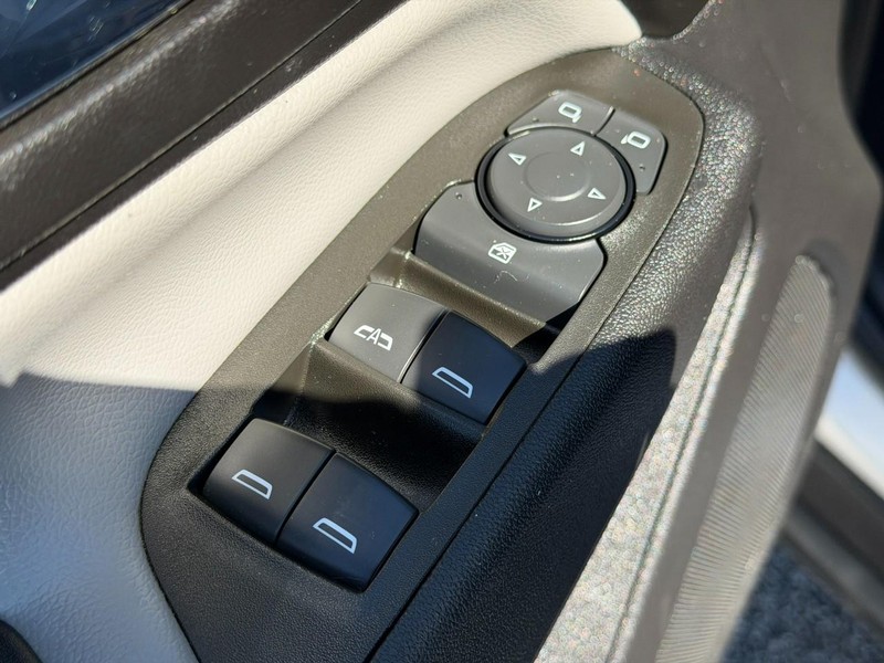Chevrolet Equinox Vehicle Full-screen Gallery Image 16